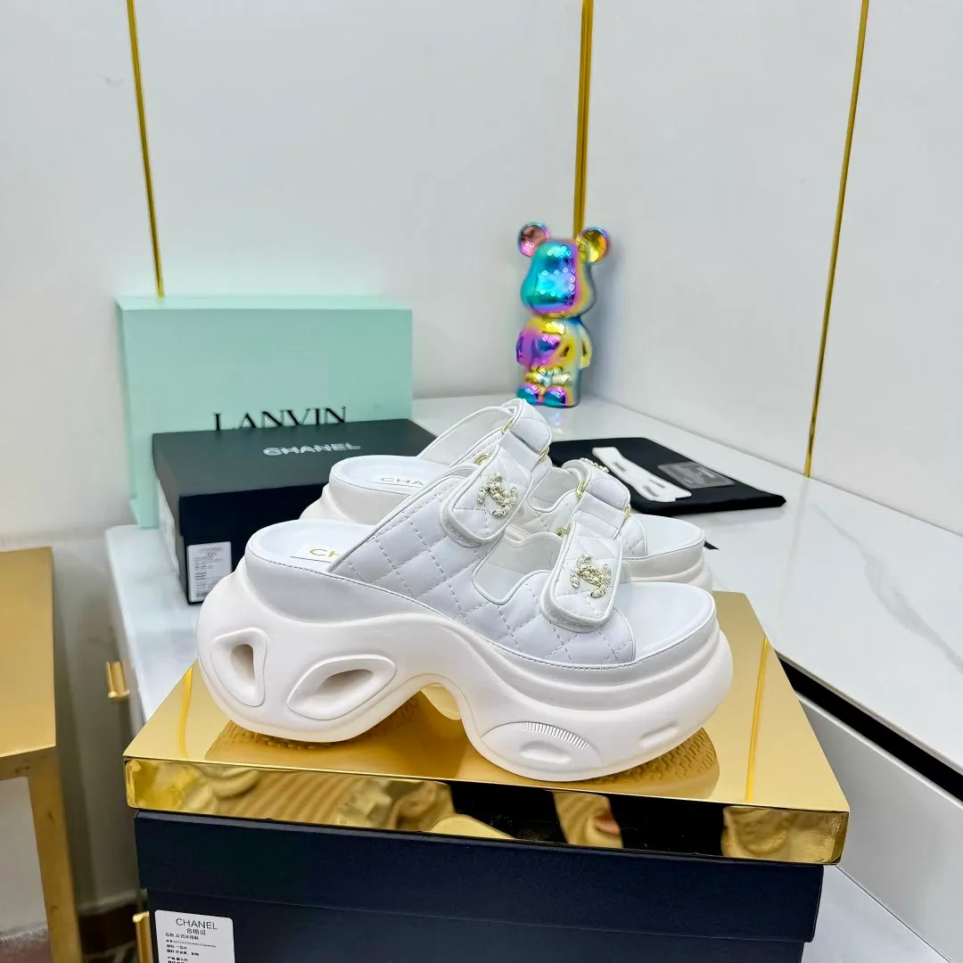👟👟Ex-factory price 680👟👟 Top version... Chanel｜Chanel Xiaoxiang Velcro Beach Slippers Slippers Casual Beach Shoes 25ss Spring and Summer New Style! Beach shoes are a hit all over the internet! The latest model from the counter, I am still willing to buy it on my feet. It must be ranked among the most popular models. It is invincible in all seasons. Various bloggers and Internet celebrities can see the matching styles. Highly recommended. Pearlescent sheepskin upper, sheepskin lining, suede for feet. Original open-molded TPU outsole size: 35-40 (customized for 40 and 41). Full set of original packaging 👉 👉 👉 👉 👉